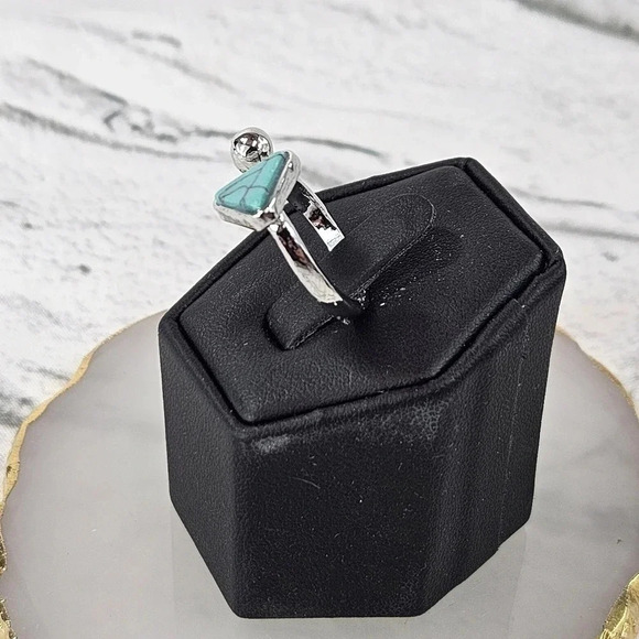 Green Triangle Adjustable Fashion Ring A27 - Picture 2 of 5